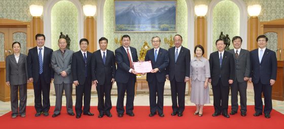 佛山科学技术学院校董会主席曾峥（左6）把聘书交与创价大学校长马场善久（右6）